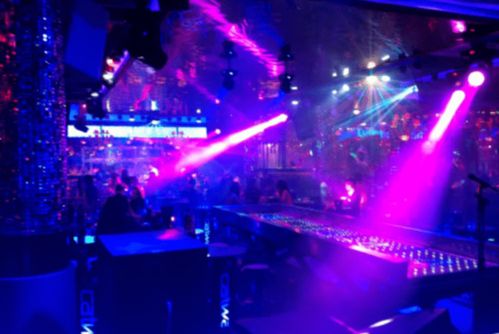 酒吧舞臺燈光設(shè)計(jì)與技巧 營造氛圍與提升表演的視覺藝術(shù)